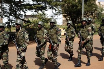 Mali : trois camps de l’armée attaqués par des terroristes