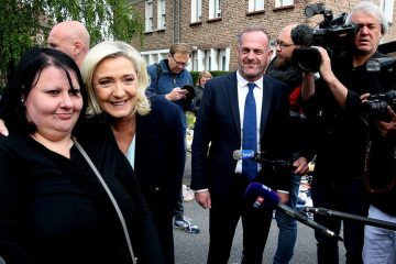 Face à Jean-Luc Mélenchon, Marine Le Pen veut reprendre la place de première opposante
