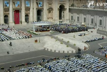 Vatican: place Saint-Pierre à Rome, le pape François a proclamé «saints» dix figures de l’Eglise