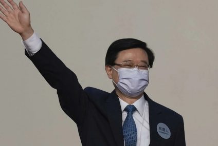 Hong Kong: John Lee élu avec 99.4% des voix comme nouveau chef de l’exécutif