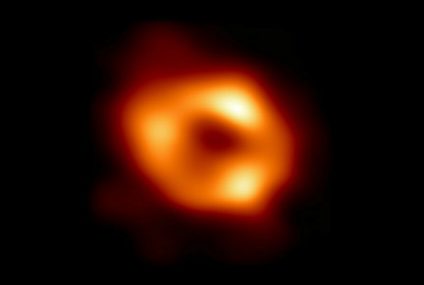 Des scientifiques dévoilent la première photo d’un trou noir supermassif au cœur de la Voie lactée