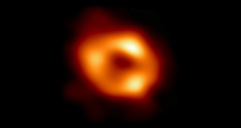 Des scientifiques dévoilent la première photo d’un trou noir supermassif au cœur de la Voie lactée