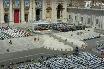 Vatican: place Saint-Pierre à Rome, le pape François a proclamé «saints» dix figures de l’Eglise