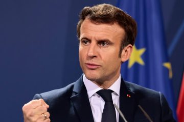 Caricature d’Emmanuel Macron en nazi: le président porte plainte contre une voyante