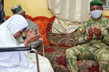 Mali: le Président Goita rend visite à la doyenne de Bamako, âgée de 113 ans