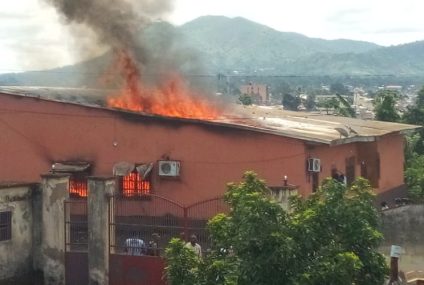 Cameroun: Une femme réduit la maison conjugale en cendre  pour infidélité