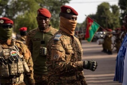 Burkina: le président de la transition, le capitaine Traoré, réorganise les forces armées