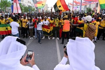 Des milliers de travailleurs migrants défilent au Qatar pour célébrer le Mondial