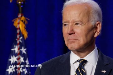 Joe Biden pris en flagrant délit d’utilisation d’une antisèche lors d’une conférence de presse