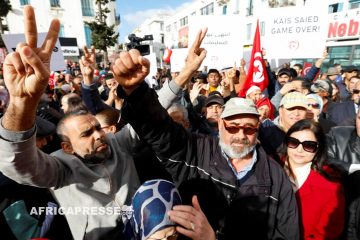 Douze ans après Ben Ali, les Tunisiens manifestent contre Kaïs Saïed