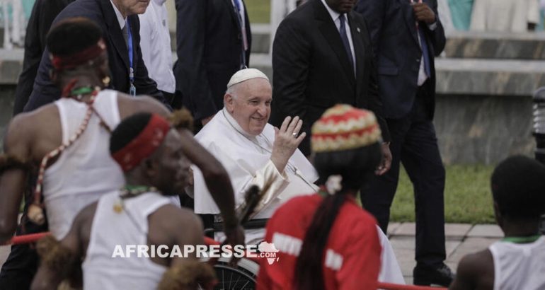 RDC: le pape accueilli par la foule à son arrivée à Kinshasa