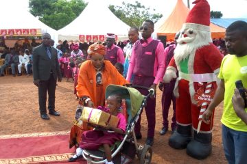 Dimako: Chantal Biya donne du sourire aux enfants.