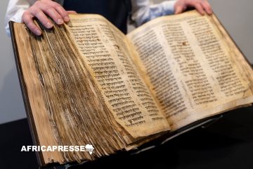 Une Bible hébraïque datant du IXe siècle vendue aux enchères pour un montant record de 38,1 millions de dollars