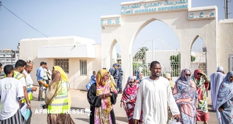 Les électeurs entrent dans un bureau de vote à Nouakchott le 13 mai 2023