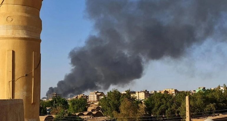fumée s'élève dans le ciel de Khartoum