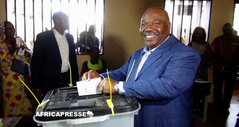 Ali Bongo vote lors de l'élection présidentielle à Libreville, au Gabon, le 27 août 2016