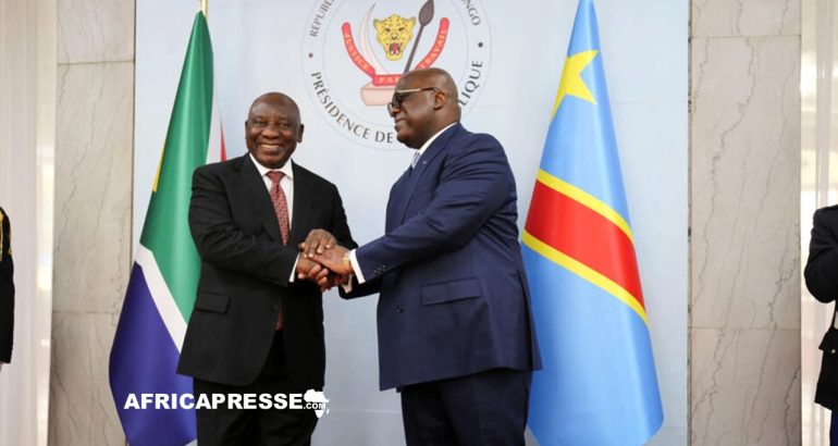 Cyril Ramaphosa serre la main du président congolais Félix Tshisekedi