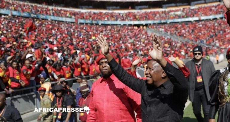 Julius Malema salue ses supporters