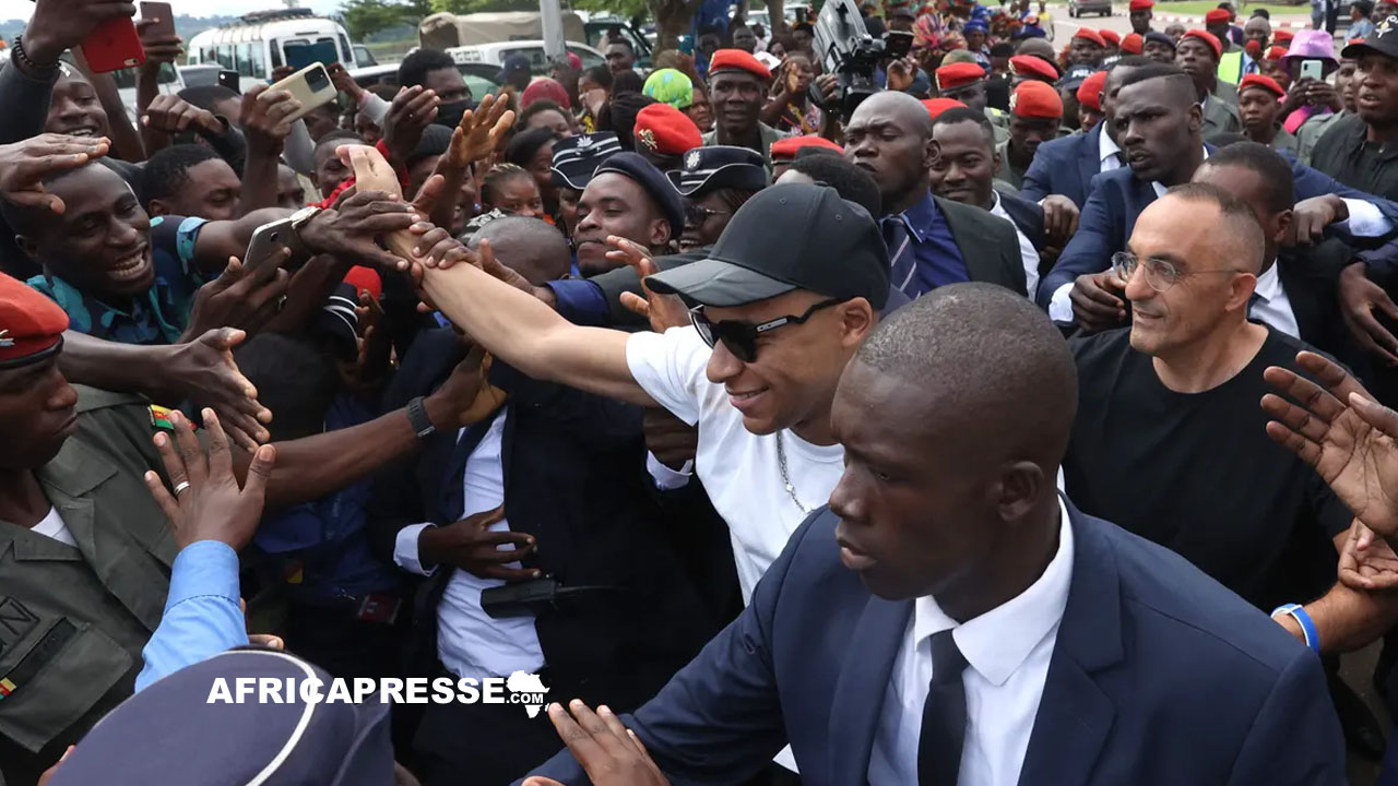 Kylian Mbappé accueilli en triomphe à Yaoundé