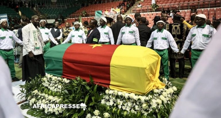 Le cercueil de John Fru Ndi au Palais des Sports de Yaoundé