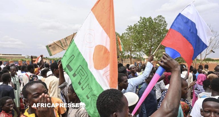 Des soutiens du CNSP manifestent près de la base militaire française à Niamey, au Niger, le 11 août 2023