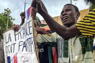 Tensions grandissantes à Niamey : Les manifestants nigériens exigent le départ des soldats français