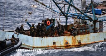 Saisie record de 2,4 tonnes de cocaïne sur un bateau de pêche sans pavillon dans le golfe de Guinée