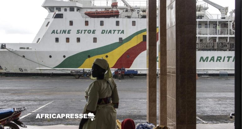 ferry assurant la liaison maritime entre Dakar et Ziguinchor
