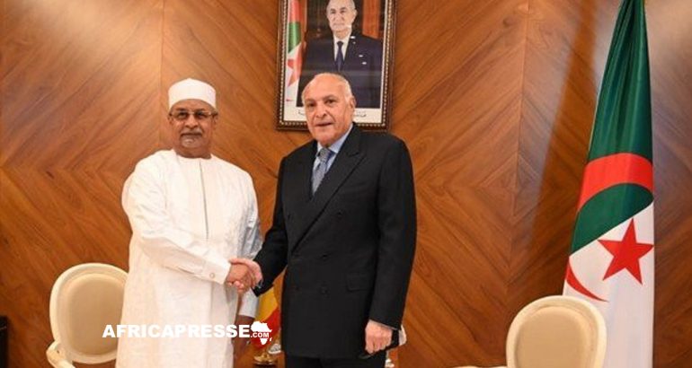 Le chef de la diplomatie algérienne reçoit son homologue tchadien