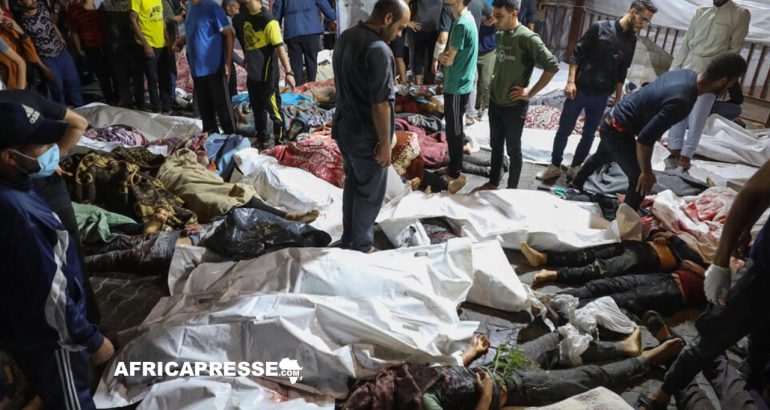 des corps de Palestiniens tués lors des frappes aériennes israéliennes sur l'hôpital arabe Ahli