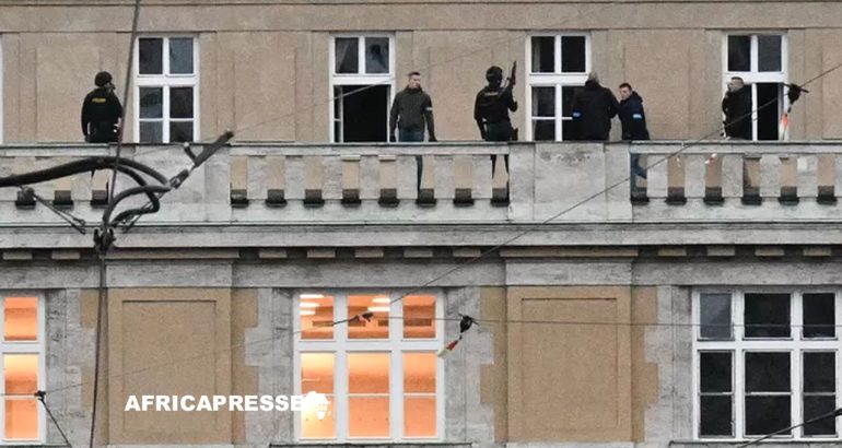 Des policiers armés sont vus sur le balcon de l'université dans le centre de Prague