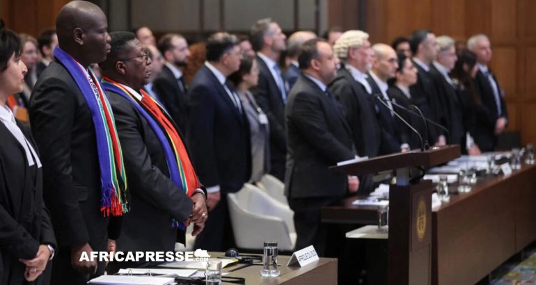 Le ministre sud-africain de la Justice, Ronald Lamola, et sa délégation, à La Haye