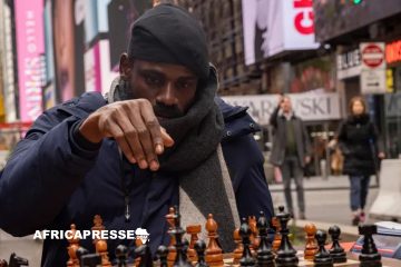 Tunde Onakoya, champion nigérian, établit un nouveau record mondial d’échecs pour sa cause «Chess in Slums»