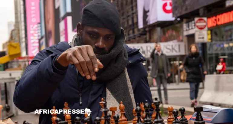 Tunde Onakoya, champion nigérian, établit un nouveau record mondial d’échecs pour sa cause «Chess in Slums»