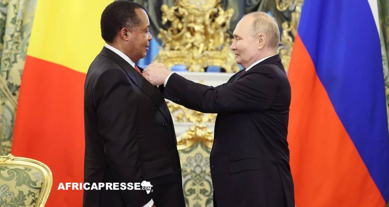 Vladimir Poutine a remis l'Ordre d'Honneur a Denis Sassou Nguesso