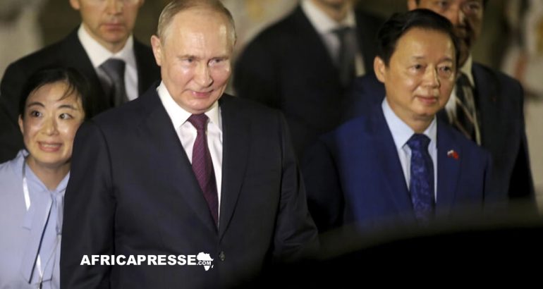 Vladimir Poutine, accueilli par le vice-Premier ministre vietnamien Tran Hong Ha
