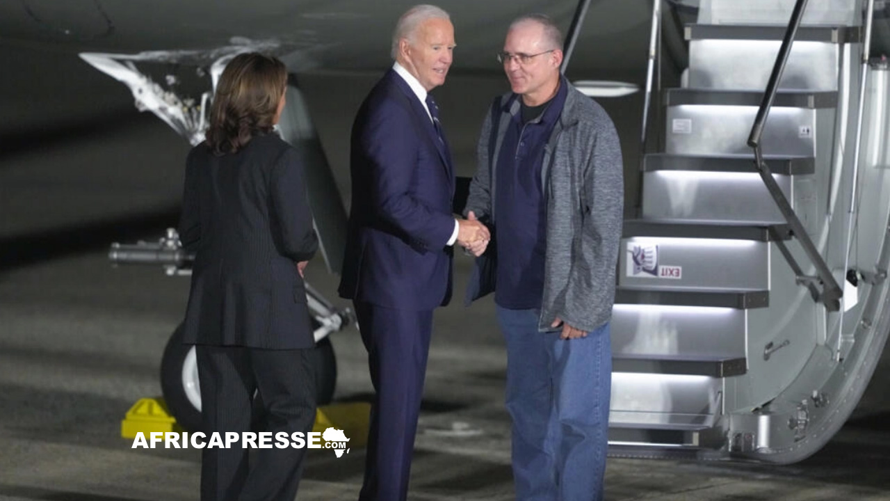 Joe Biden et la vice-présidente Kamala Harris saluent Paul Whelan à la base aérienne d'Andrews, après sa libération dans le cadre d'un échange de prisonniers entre la Russie et les États-Unis