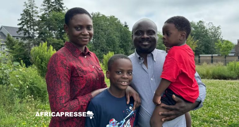 Lola Akinlade en compagnie de son mari, Samson Akinlade, et de leurs garçons, David, 8 ans, et Daniel, 3 ans