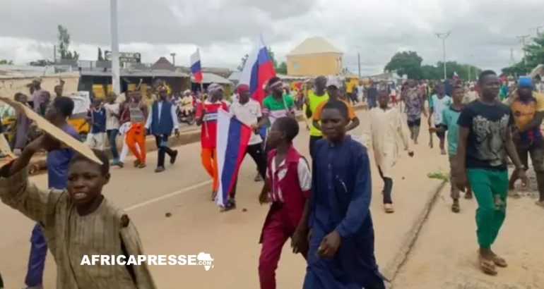 Nigeria : Arrestations de manifestants arborant des drapeaux Russes