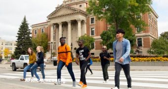 Coup dur pour les universités canadiennes, baisse de 45 % des inscriptions d’étudiants internationaux