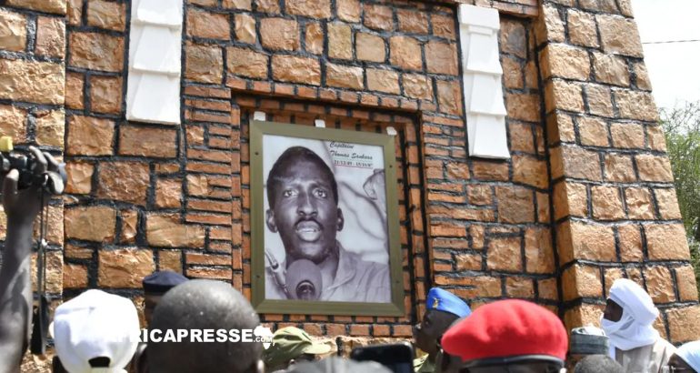 Le portrait du commandant et explorateur français Parfait-Louis Monteil est remplacé par une plaque à l'effigie de Thomas Sankara