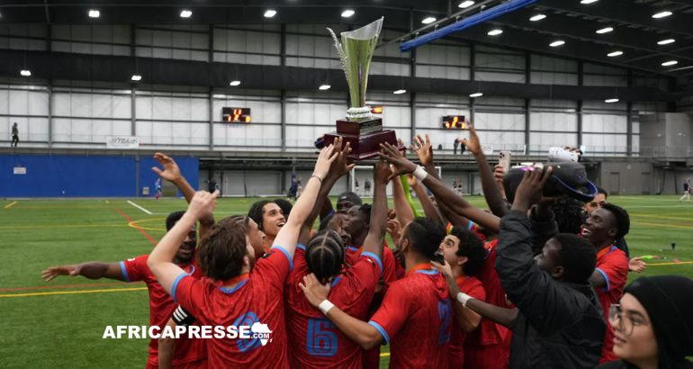 L'équipe masculine de soccer des Rouges de l'Université de Saint-Boniface est championne provinciale. Photo : Radio-Canada / Ilrick Duhamel