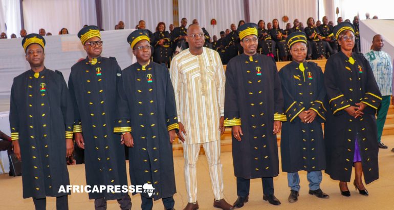 Burkina Faso : Les juges adoptent des tenues locales à la place des toges coloniales