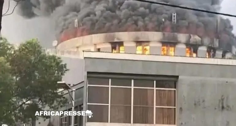 Liberia : une partie du parlement incendiée après des manifestations.