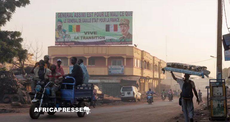 Un panneau d’affichage: « Le général Assimi est pour le Mali ce que le général de Gaulle était pour la France » dans une rue de Bamako