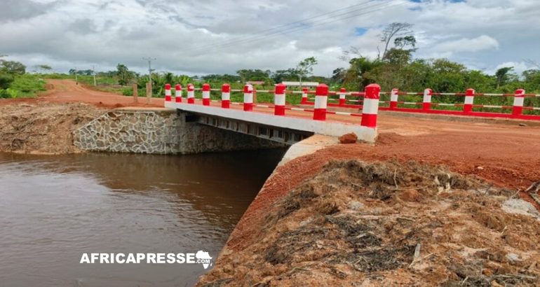 pont sur la rivière Koume