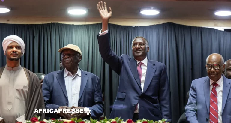 Abdul Rahim Hamdan Dagalo (centre), commandant adjoint des Forces de soutien rapide (FSR) du Soudan