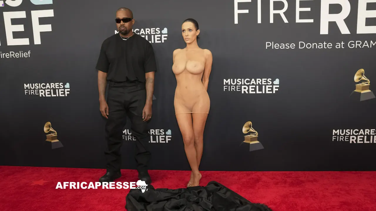 Bianca Censori pose entièrement nue sur le tapis rouge des Grammy Awards