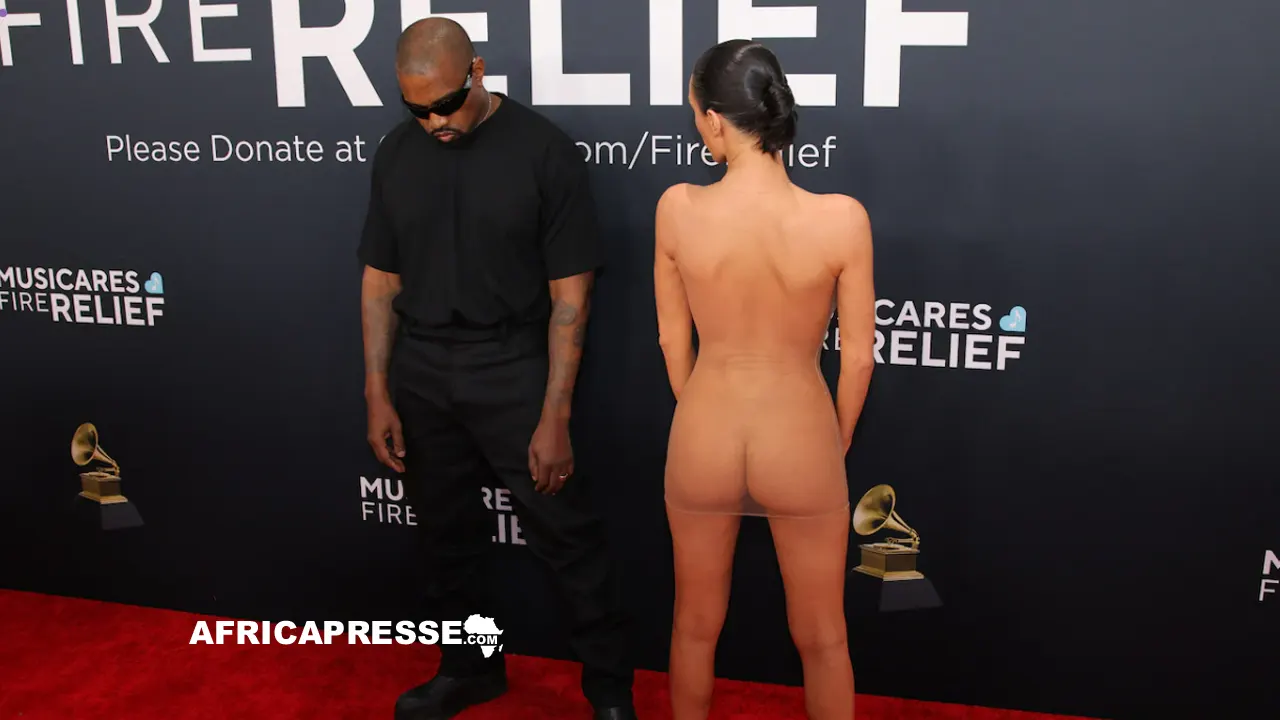 Bianca Censori pose entièrement nue sur le tapis rouge des Grammy Awards