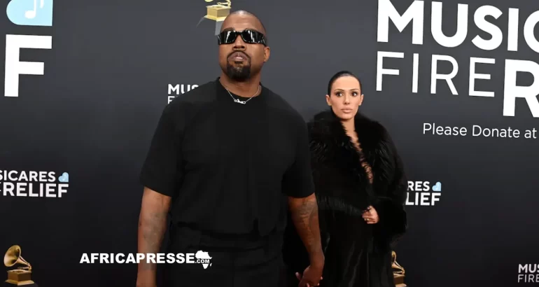 Bianca Censori pose entièrement nue sur le tapis rouge des Grammy Awards